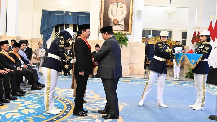 Presiden Prabowo Subianto menganugerahkan Bintang Mahaputera Utama Adipradana kepada Penasehat Presiden RI Bidang Kesehatan, Letnan Jenderal TNI (Purn) Prof Dr dr Terawan Agus Putranto SpRad atau akrab dikenal Dokter Terawan, di Istana Negara, Jakarta pada Senin (25/8/2025).Tanda kehormatan itu diberikan kepada Dokter Terawan karena dinilai berjasa mengembangkan ilmu Pengetahuan khususnya di bidang kesehatan.
