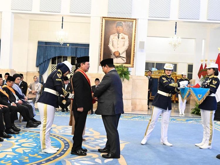 Momen Prabowo Beri Bintang Mahaputera Kepada Dokter Terawan