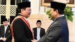Momen Prabowo Beri Bintang Mahaputera Kepada Dokter Terawan