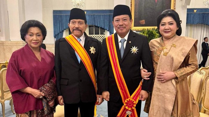 Prabowo Beri Gelar Bintang Mahaputera Adiprana Kepada Prof Terawan Agus Putranto Presiden Prabowo Subianto menganugerahkan Bintang Mahaputera Utama Adipradana kepada Penasehat Presiden RI Bidang Kesehatan, Letnan Jenderal TNI (Purn) Prof Dr dr Terawan Agus Putranto SpRad atau akrab dikenal Dokter Terawan, di Istana Negara, Jakarta pada Senin (25/8/2025).Tanda kehormatan itu diberikan kepada Dokter Terawan karena dinilai berjasa mengembangkan ilmu Pengetahuan khususnya di bidang kesehatan.