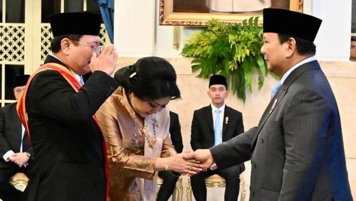 Prabowo Beri Gelar Bintang Mahaputera Adiprana Kepada Prof Terawan Agus Putranto Presiden Prabowo Subianto menganugerahkan Bintang Mahaputera Utama Adipradana kepada Penasehat Presiden RI Bidang Kesehatan, Letnan Jenderal TNI (Purn) Prof Dr dr Terawan Agus Putranto SpRad atau akrab dikenal Dokter Terawan, di Istana Negara, Jakarta pada Senin (25/8/2025).Tanda kehormatan itu diberikan kepada Dokter Terawan karena dinilai berjasa mengembangkan ilmu Pengetahuan khususnya di bidang kesehatan.