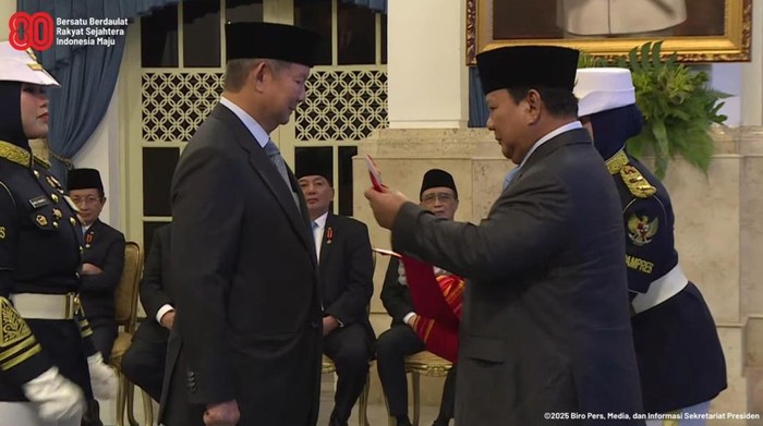 Presiden Prabowo Subianto memberikan tanda kehormatan Bintang Mahaputera Utama kepada Hashim Djojohadikusumo dan Bintang Mahaputera Adipradana kepada Burhanuddin Abdullah.