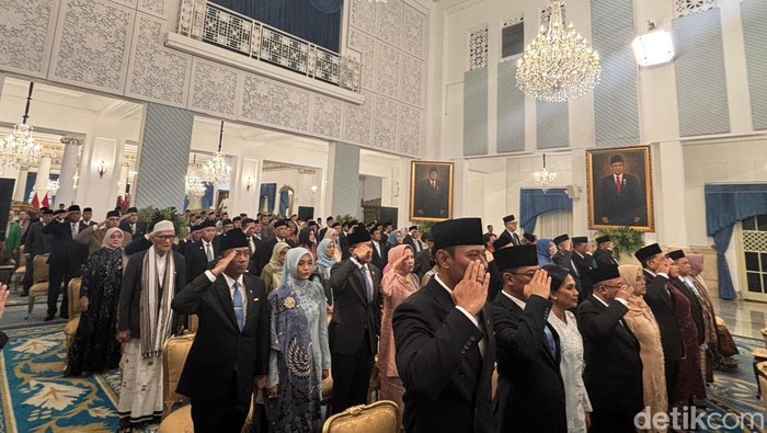 Prabowo memberikan tanda jasa dan kehormatan dalam rangka peringatan HUT RI. Ada sebanyak 141 tokoh yang menerima anugerah tanda jasa dan kehormatan tersebut. (Firda/detikcom).