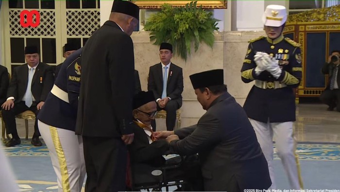 Prabowo memberikan tanda kehormatan Bintang Jasa Utama ke Teungku Nyak Sandang bin Lamudin.