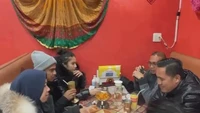 Tak hanya berdua, mereka juga kerap berlibur dan kulineran bersama keluarga Zize. Terlihat ayah dari Zize, politis Ade Rosiade ikut bergabung kulineran bersama.. Foto: Instagram/@pratamaarhan8