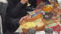 Ada juga momen Pratama Arhan dan Zize saat bersantap di sebuah restoran di Jepang. Terlihat ada menu roti prata hingga olahan nasi di atas meja. Foto: Instagram/@pratamaarhan8