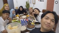 Momen yang satu ini merupakan keseruan Zize saat mudik ke kampung halaman Arhan. Zize dan temannya, Mail, dijamu oleh keluarga Arhan dengan berbagai makanan. Foto: Instagram/@pratamaarhan8