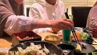 Ini adalah kedekatan Pratama Arhan dengan ibunda Zize. Mereka tampak akrab saat makan di sebuah restoran Jepang. Foto: Instagram/@pratamaarhan8