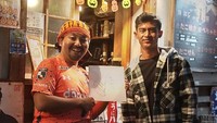Ini adalah momen Pratama Arhan saat mampir ke gerai takoyaki di Jepang. Di sana, Arhan dimintai tanda tangan oleh pemilik gerai. Foto: Instagram/@pratamaarhan8