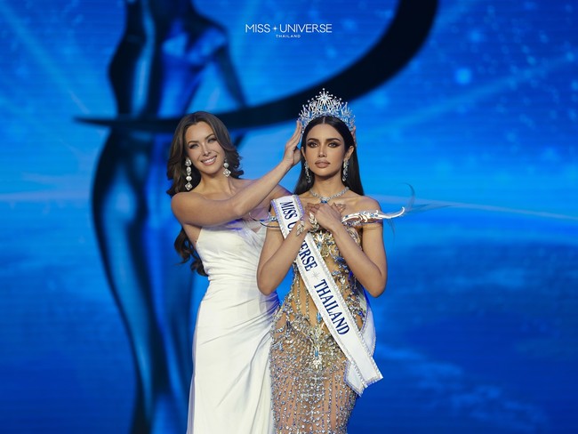 Di malam penobatannya, Praveenar Singh dimahkotai oleh ‘legenda’ Miss Universe 2005, Natalie Glebova. Foto: Instagram @veenapraveenar