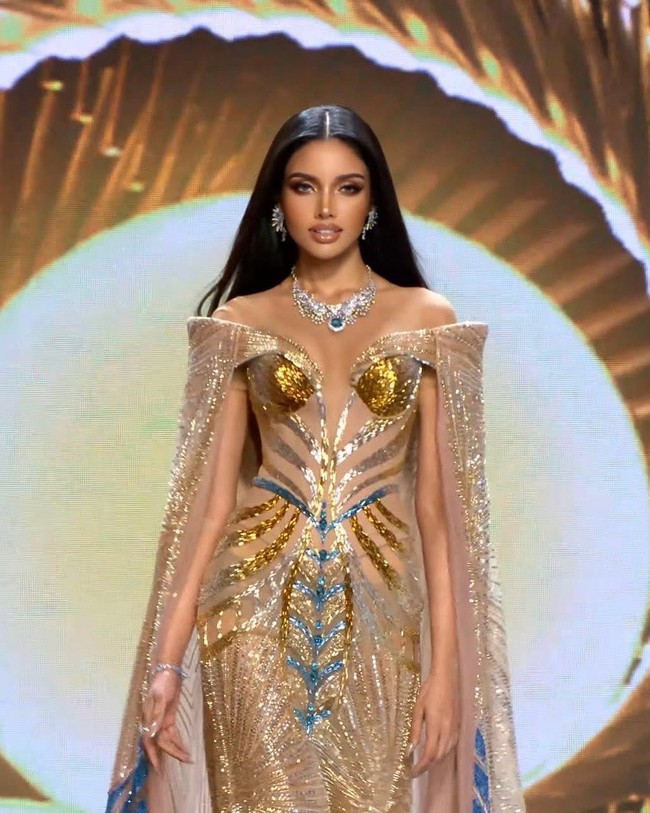 Selain keturunan India, Veena juga mencetak sejarah sebagai pemenang Miss Universe Thailand pertama yang pernah menikah dan bercerai. Dilansir Khaosod, Ia menikah pada 2022 dan bercerai dua tahun kemudian. Foto: Instagram @veenapraveenar