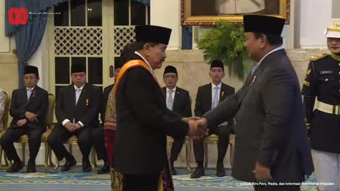 Presiden Prabowo memberikan tanda kehormatan untuk Jenderal (purn) A.M Hendropriyono, di Istana Negara, Senin (25/8/2025).