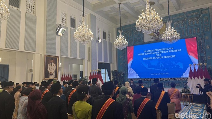 Presiden Prabowo Subianto memberikan bintang tanda jasa dan kehormatan ke lebih dari 100 tokoh di Tanah Air. (Firda/detikcom).
