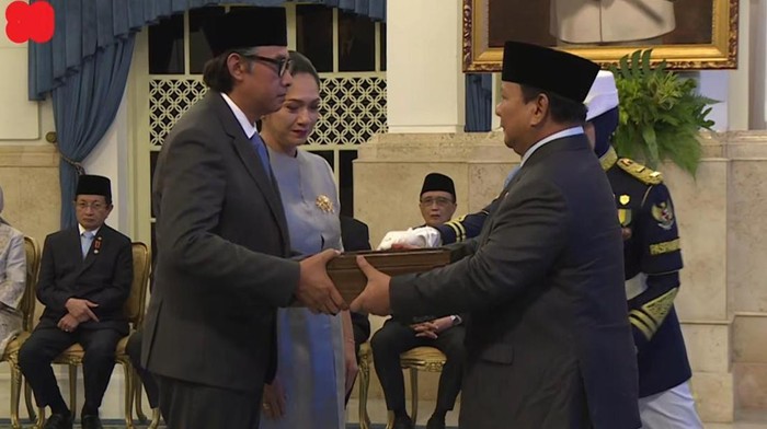 Presiden Prabowo Subianto memberikan penganugerahan Bintang Republik Indonesia Utama kepada mantan Kapolri Almarhum Jenderal (purn) Hoegeng Iman Santoso.