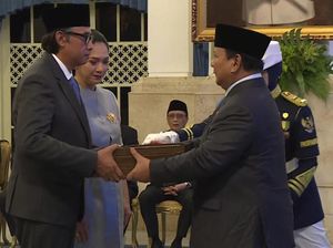 Video: Prabowo Anugerahi Tanda Jasa dan Kehormatan ke Jenderal Hoegeng