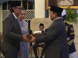 Video: Prabowo Anugerahi Tanda Jasa dan Kehormatan ke Jenderal Hoegeng
