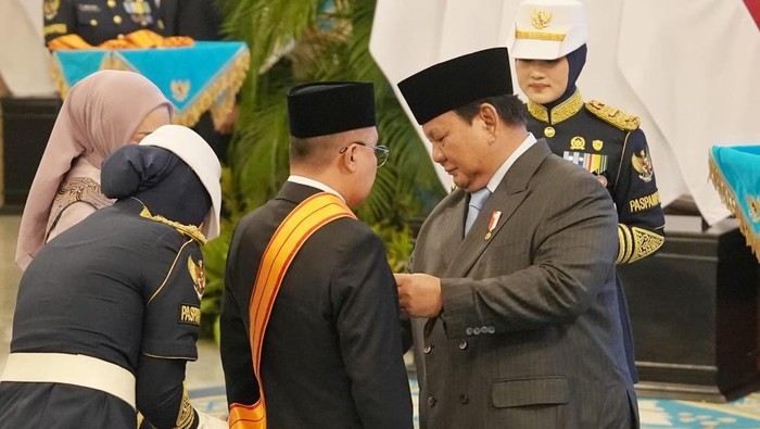 Presiden Prabowo Subianto menganugerahkan tanda kehormatan untuk Wakil Ketua DPR RI Dasco, di Istana Negara, Senin (25/8/2025)