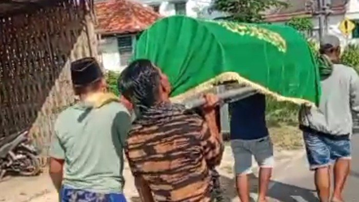 M Zaini, warga Desa Blumbungan, Pamekasan minta ditandu di keranda jenazah karena ingin merasakan meninggal