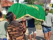 Ingin Rasakan Mati, Warga Pamekasan Ini Minta Ditandu di Keranda Mayat