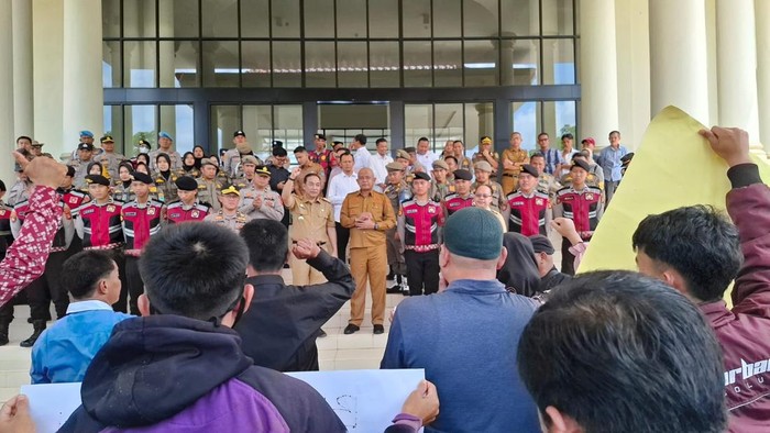 Puluhan warga lakukan aksi protes meminta kades di Ogan Ilir dipecat.