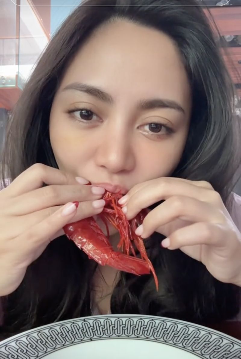 Rachel Vennya makan udang carabineros yang harganya mahal