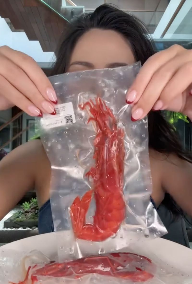 Rachel Vennya makan udang carabineros yang harganya mahal