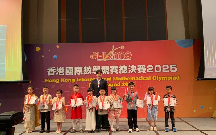 Ragnar (paling kanan) berhasil meraih medali di Hong Kong International Mathematical Olympiad (HKIMO) Final 2025 pada 23–24 Agustus 2025.