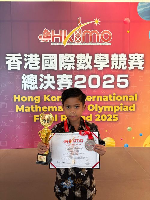Ragnar saat meraih medali di Hong Kong International Mathematical Olympiad (HKIMO) Final 2025 pada 23–24 Agustus 2025.