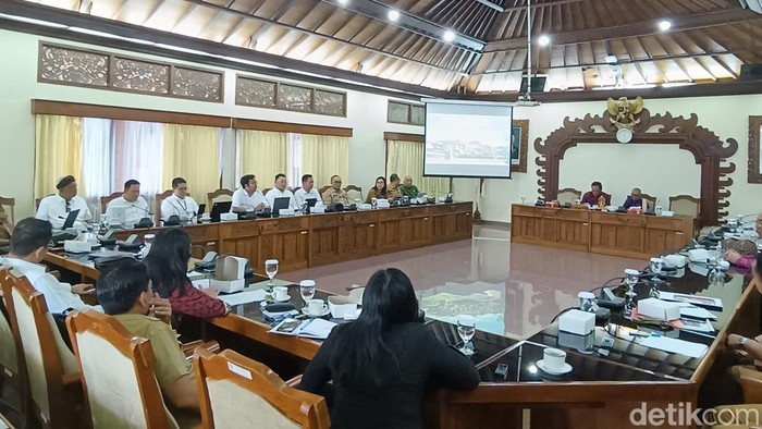 Rapat koordinasi terkait dengan kelangkaan LPG 3 kg yang diselenggarakan di kantor DPRD Provinsi Bali, Senin (25/8/2025).