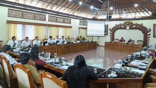 Rapat koordinasi terkait kelangkaan LPG 3 kg di kantor DPRD Bali, Senin (25/8/2025). (Ni Made Lastri Karsiani Putri/detikBali)