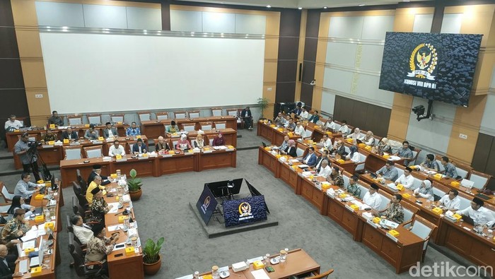 Rapat lanjutan membahas Revisi UU Haji di ruang Komisi VIII DPR RI, Senayan, Jakarta Pusat, Senin (25/8/2025).