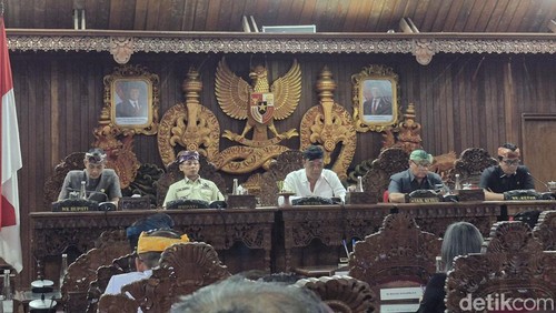 Rapat Paripurna II tentang Penetapan 3 Ranperda yang mencabut Perda soal Bea Leges, Biaya Surat Kenal Lahir dan Mati serta OTK Pemdes dan Perangkat Daerah, Senin (25/8/2025). (Ni Komang Ayu Leona Wirawan)