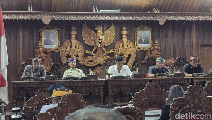 Rapat Paripurna II tentang Penetapan 3 Ranperda yang mencabut Perda soal Bea Leges, Biaya Surat Kenal Lahir dan Mati serta OTK Pemdes dan Perangkat Daerah, Senin (25/8/2025). (Ni Komang Ayu Leona Wirawan)