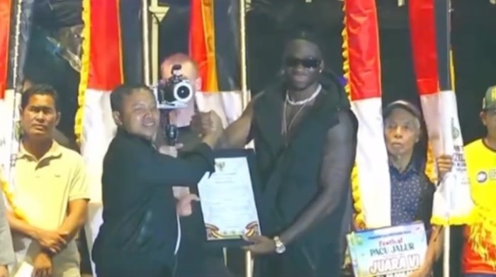 Rapper AS, Melly Mike, dinobatkan sebagai Duta Pacu Jalur Dunia, Minggu (24/8/2025).