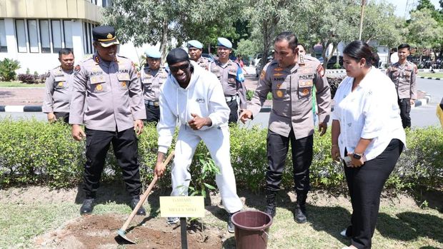 Rapper asal AS, Melly Mike menanam pohon di Polda Riau, Senin (25/8/2025).