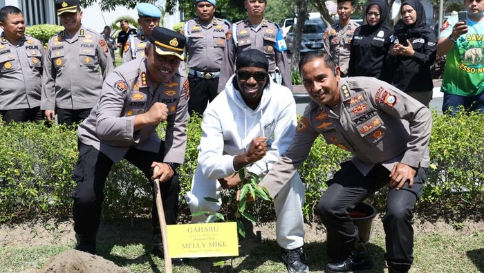 Rapper asal AS, Melly Mike menanam pohon di Polda Riau, Senin (25/8/2025).