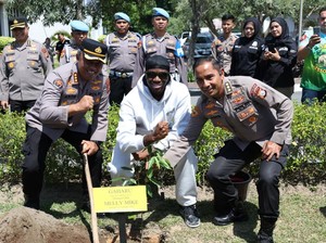 Melly Mike Tanam Pohon di Polda Riau, Beri Pesan Menyentuh