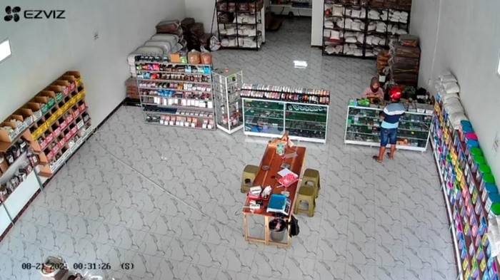 Rekaman CCTV di sebuah toko Blitar