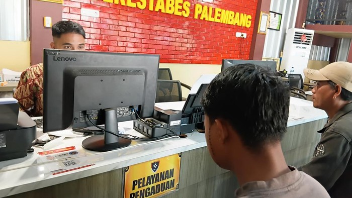 Remaja Palembang dibacok hingga alami 50 jahitan, ayah lapor polisi.