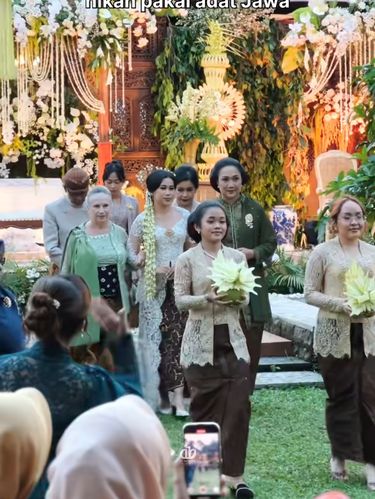 Resepsi pernikahan di Yogyakarta viral, pria asal Prancis menikah dengan wanita dari Yogyakarta lengkap dengan mengenakan busana adat Jawa.