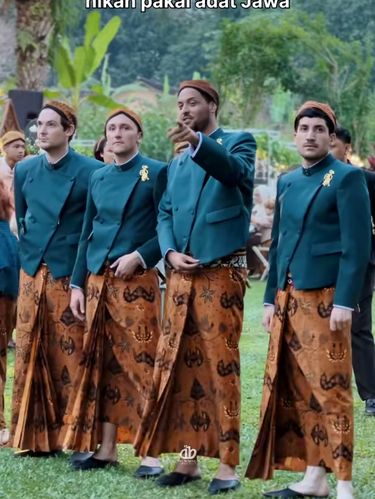 Resepsi pernikahan di Yogyakarta viral, pria asal Prancis menikah dengan wanita dari Yogyakarta lengkap dengan mengenakan busana adat Jawa.