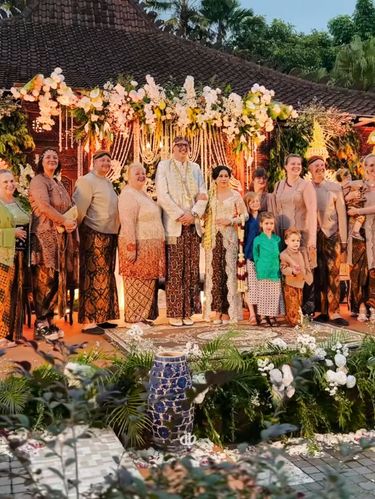 Resepsi pernikahan di Yogyakarta viral, pria asal Prancis menikah dengan wanita dari Yogyakarta lengkap dengan mengenakan busana adat Jawa.