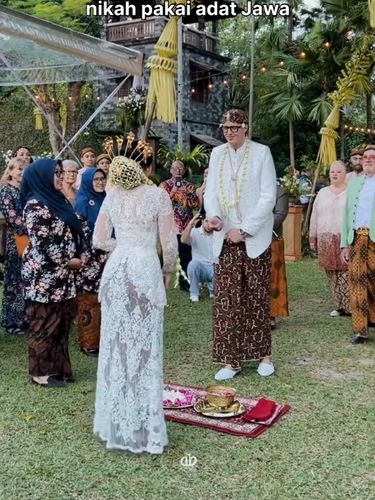 Resepsi pernikahan di Yogyakarta viral, pria asal Prancis menikah dengan wanita dari Yogyakarta lengkap dengan mengenakan busana adat Jawa.