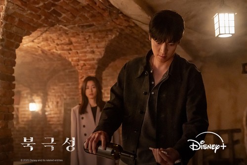 Kang Dong Won dan Jun Ji Hyun di drama Korea Tempest.