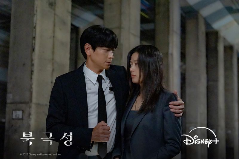 Kang Dong Won dan Jun Ji Hyun di drama Korea Tempest.