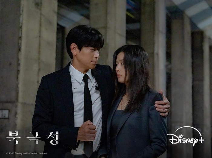 Kang Dong Won dan Jun Ji Hyun di drama Korea Tempest.