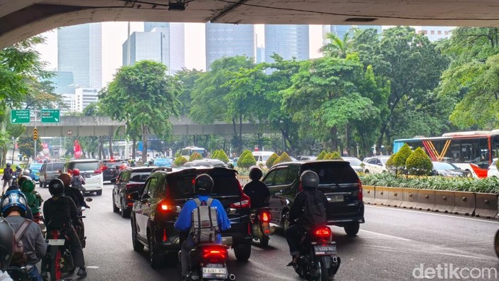 Ruas Jalan Gatot Subroto dan Jalan Sudirman, terjadi kemacetan. Kemacetan ini imbas dari adanya penutupan jalan yang mengarah ke depan gedung DPR akibat demo. (Kurniawan/detikcom)
