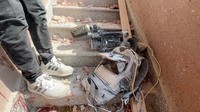 Peralatan yang digunakan oleh juru kamera Palestina Hussam al-Masri, seorang kontraktor Reuters, tergeletak di lokasi tempat ia tewas, bersama dengan jurnalis dan orang-orang lainnya, dalam serangan Israel di Rumah Sakit Nasser. Foto: REUTERS/Hatem Khaled