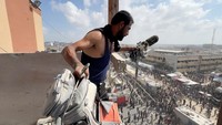 Seorang pria memegang peralatan yang digunakan oleh juru kamera Palestina Hussam al-Masri.Para pejabat kesehatan Palestina mengatakan setidaknya 20 orang tewas dalam serangan tersebut, termasuk lima jurnalis, salah satunya bekerja untuk Reuters. Foto: REUTERS/Hatem Khaled