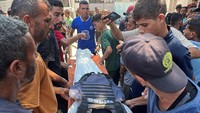 Para pelayat membawa jenazah juru kamera Palestina, Hussam al-Masri. Lebih dari 240 jurnalis Palestina telah tewas akibat tembakan Israel di Gaza sejak perang dimulai pada 7 Oktober 2023, menurut Serikat Jurnalis Palestina. Foto: REUTERS/Stringer